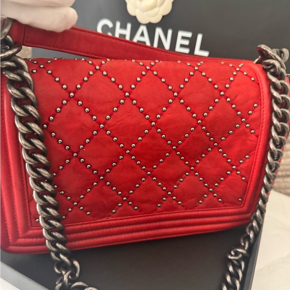 Chanel limited ,COA
Boy Flap Bag Studded Quilted Distressed Calfskin,  Medium - Picture 10 of 13